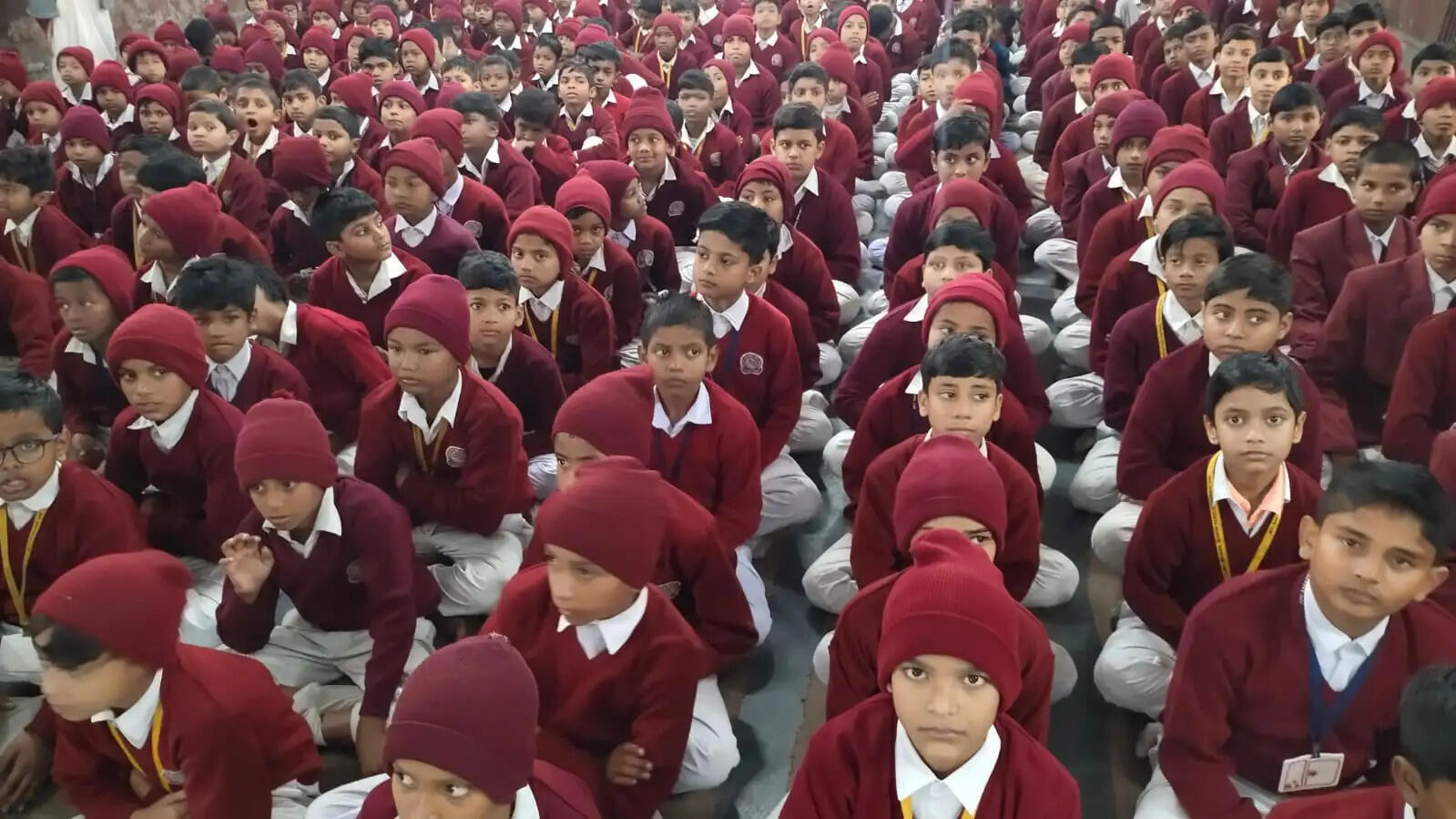 रामप्रसाद विद्या मंदिर में छात्रों ने की जरूरतमंदों की आर्थिक मदद