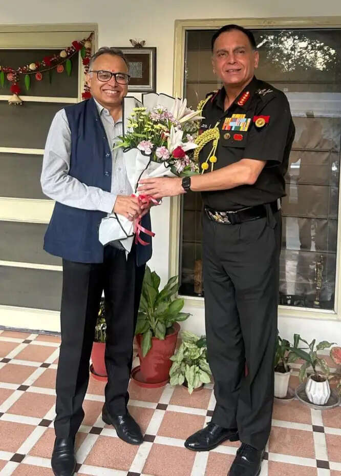 थल सेना अध्यक्ष जनरल धीरज सेठ से मिले डीजीपी राजीव कुमार शर्मा