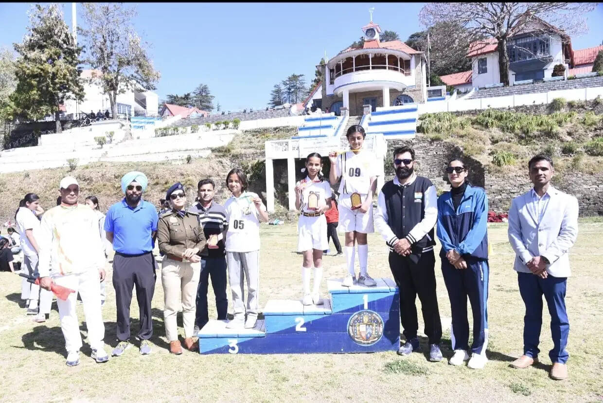 शिमला में महिला दिवस पर दौड़ीं महिलाएं और किशोरियां