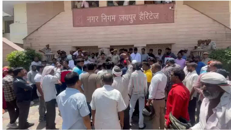 निगम सुपरवाइजर का सुसाइड मामला : परिजनों के साथ सफाई कर्मचारियों ने किया प्रदर्शन