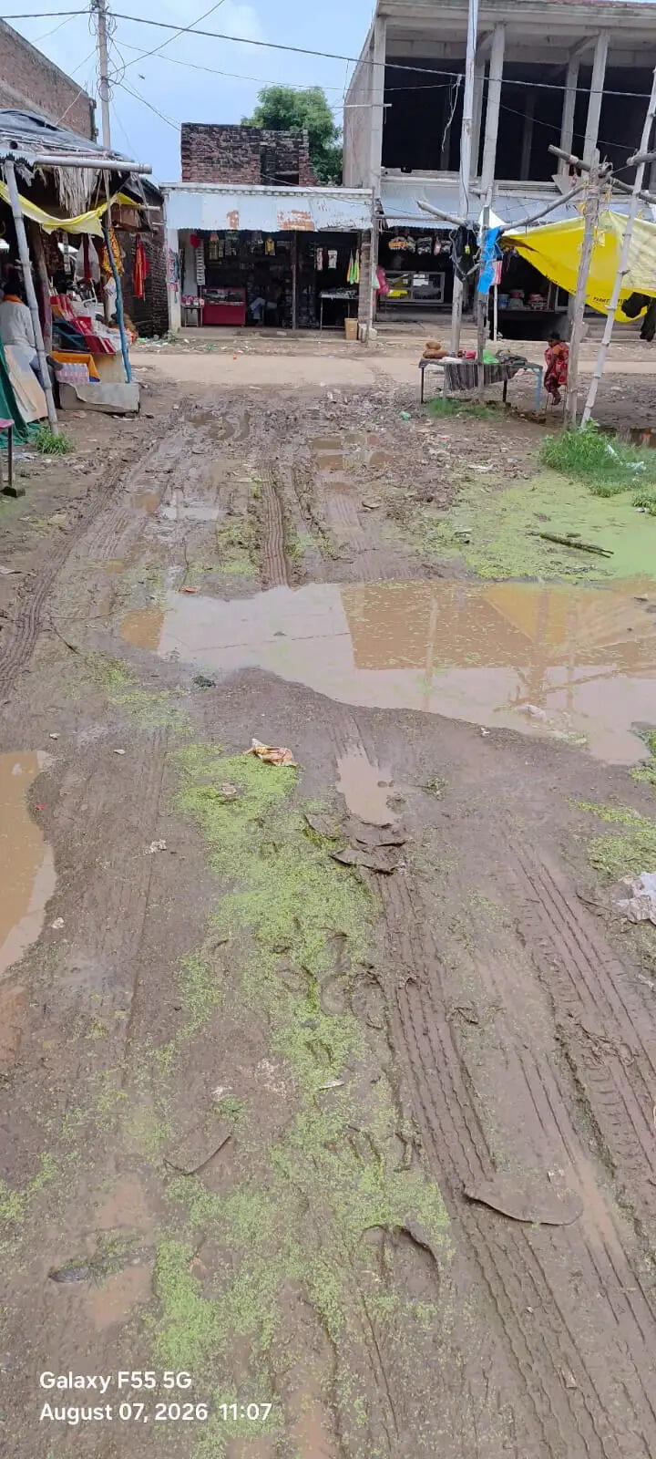 मीरजापुर : कीचड़ भरे रास्ते से होकर मां के दरबार पहुंचे हजारों भक्त