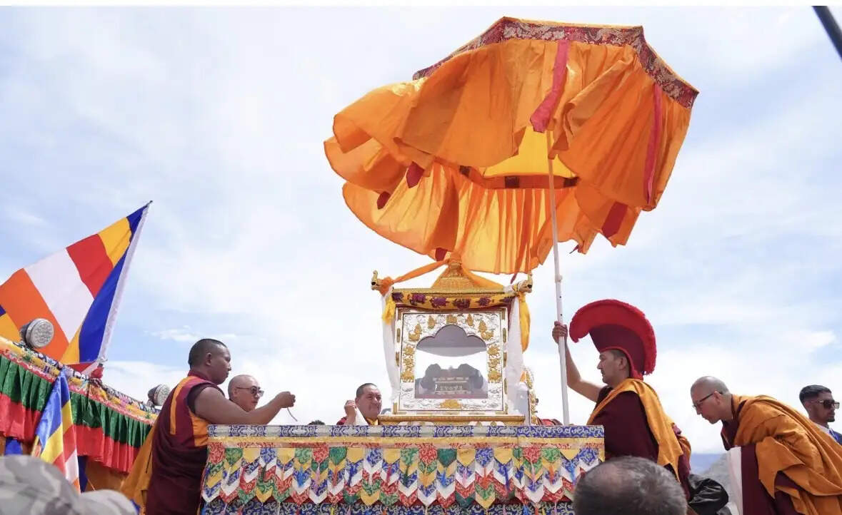 भगवान बुद्ध के पवित्र अवशेष को विशेष विमान से लेह पहुंचाया गया, बुद्ध पूर्णिमा कार्यक्रम में गृह मंत्री होंगे शामिल