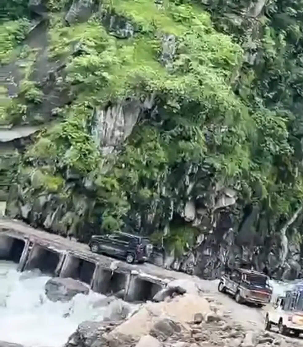 दून-मसूरी मार्ग पर भारी वाहनों की आवाजाही प्रतिबंधित, धारचूला-तवाघाट मार्ग पर यातायात सुचारू
