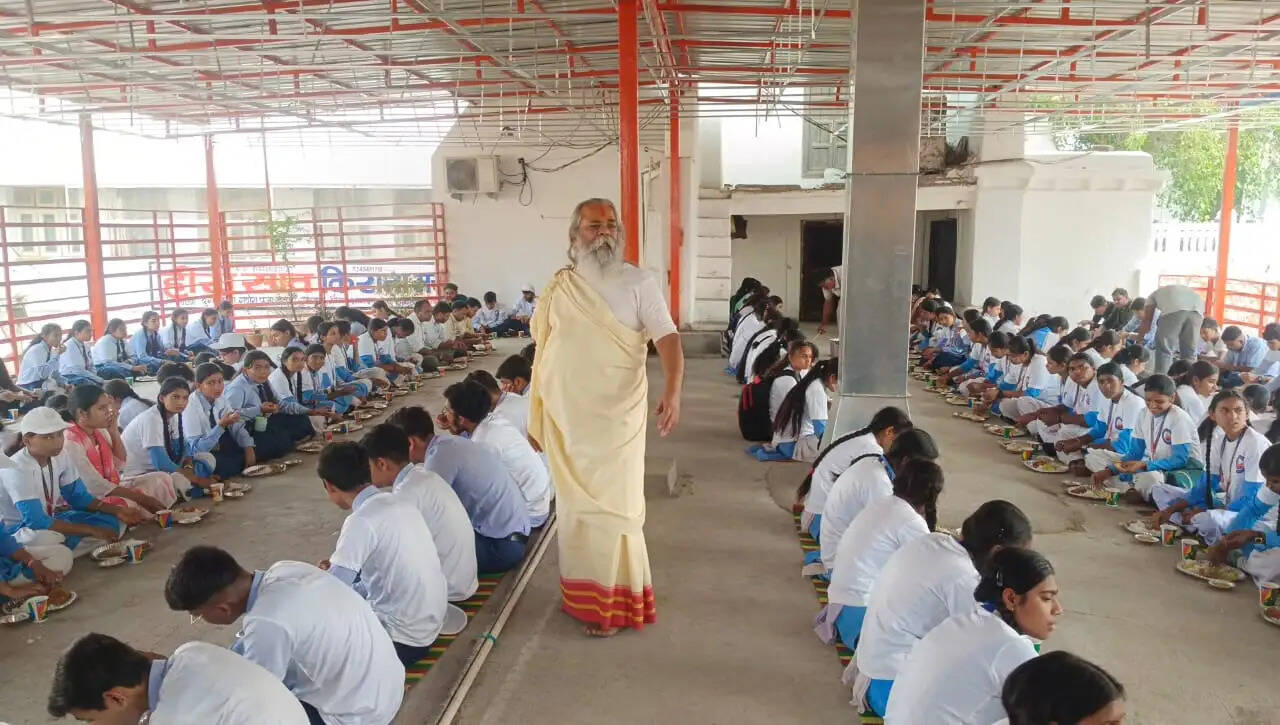 शिवरीनारायण में विद्यार्थियों ने किए भगवान के दर्शन, मठ में मिला जगन्नाथ प्रसाद