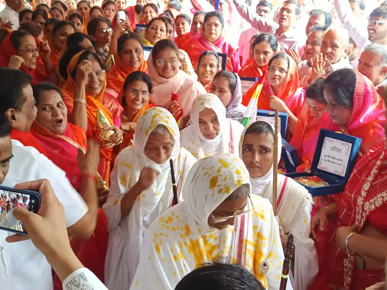 भव्य मंगल प्रवेश यात्रा के साथ धमतरी में चातुर्मास का शुभारंभ, जिनवाणी से गूंजी धर्मनगरी