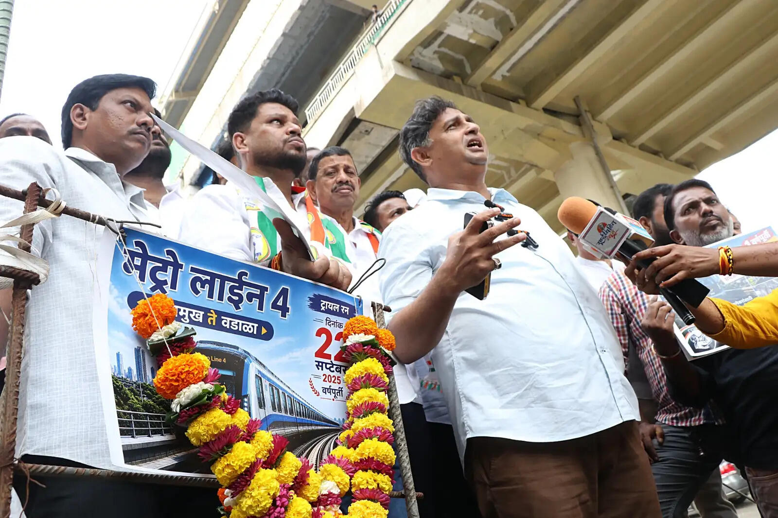 परिक्षण के 1 साल बाद भी ठाणे में मेट्रो नहीं, एनसीपी ने पटरी पर पुष्प चढ़ाये