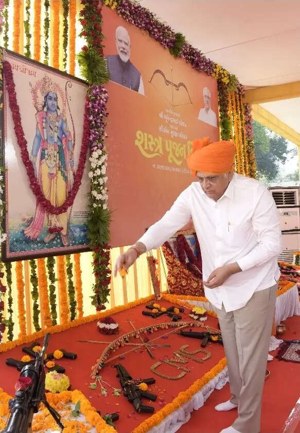 मुख्यमंत्री ने गांधीनगर में विजयादशमी पर किया शस्त्र पूजन