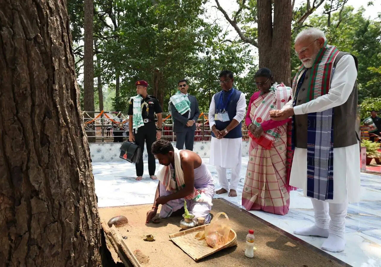 राष्ट्रपति द्रौपदी मुर्मु के गांव पाहाड़पुर में प्रधानमंत्री मोदी ने की गोसानी पीठ में पूजा-अर्चना