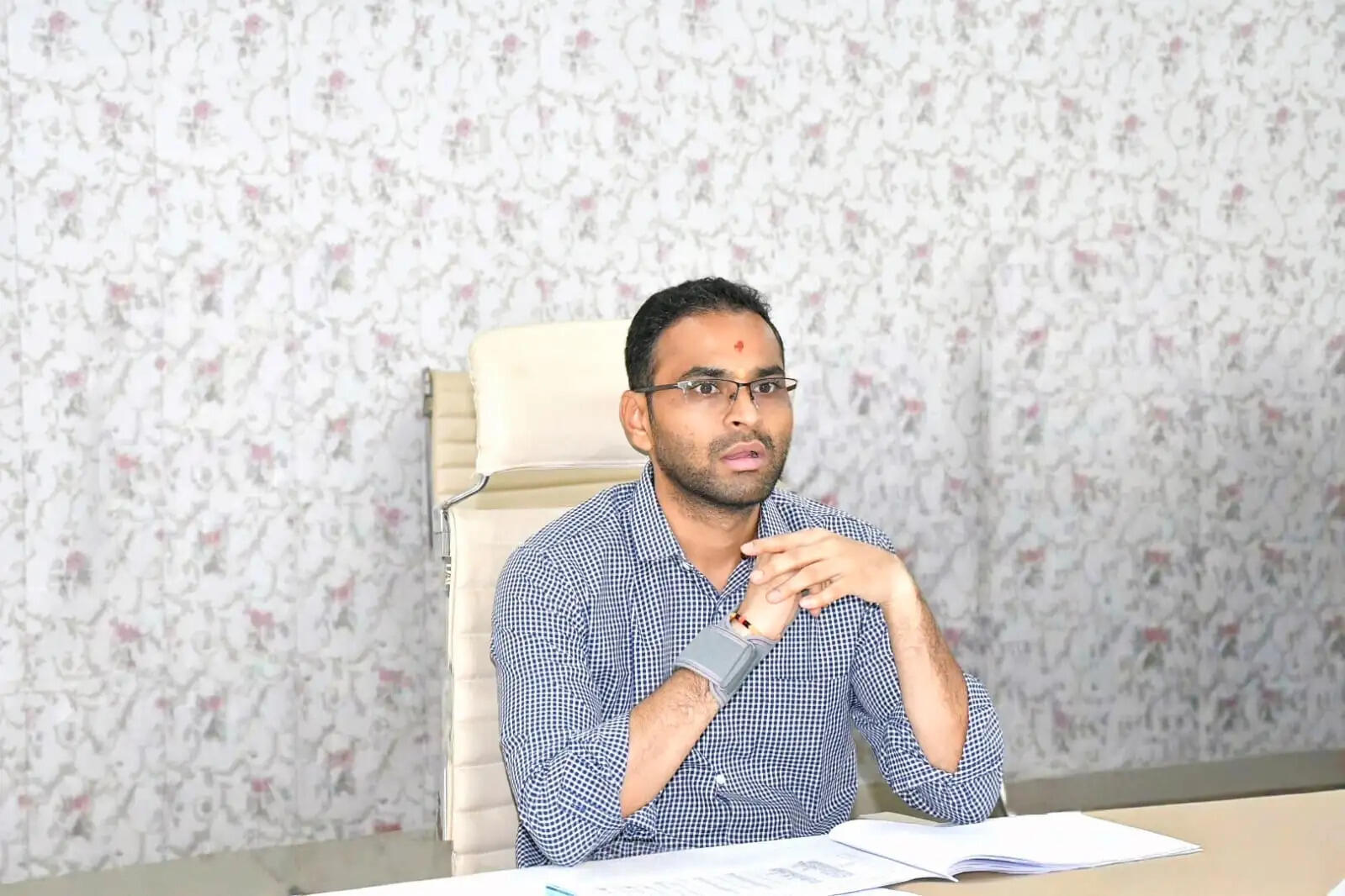 देवरिया में आईजीआरएस मामलों में लापरवाह चार अधिकारियों को कारण बताओ नोटिस