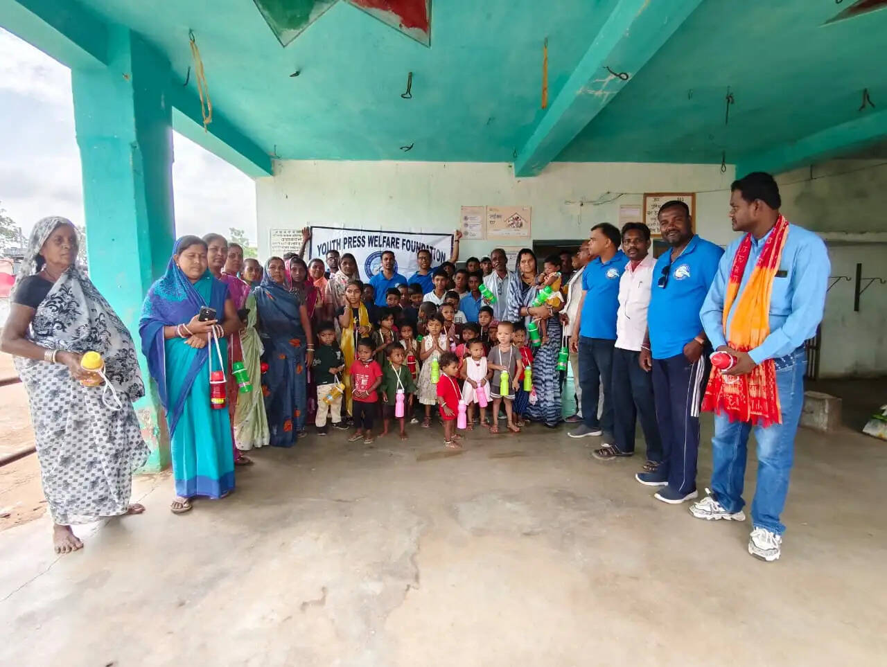 आंगनबाड़ी केंद्रों और लइका घर में बच्चों को वितरित की गई पानी की बोतलें