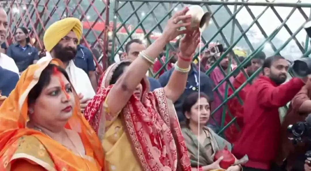 मुख्यमंत्री रेखा गुप्ता ने हाथी घाट पर उगते सूर्य को दिया अर्घ्य, छठ मैया से दिल्लीवासियों के सुख-समृद्धि की प्रार्थना की