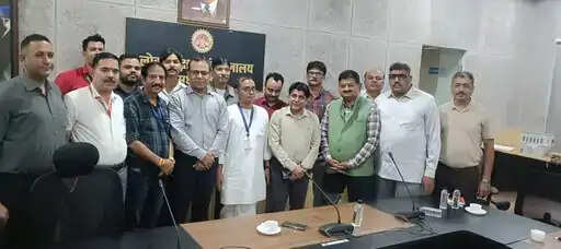 लोक शिक्षण आयुक्त के कक्ष में घुसकर प्रदर्शन के विरोध में शिक्षा विभाग में पेन डाउन,&nbsp;कर्मचारियों ने 2 घंटे काम बंद रखा