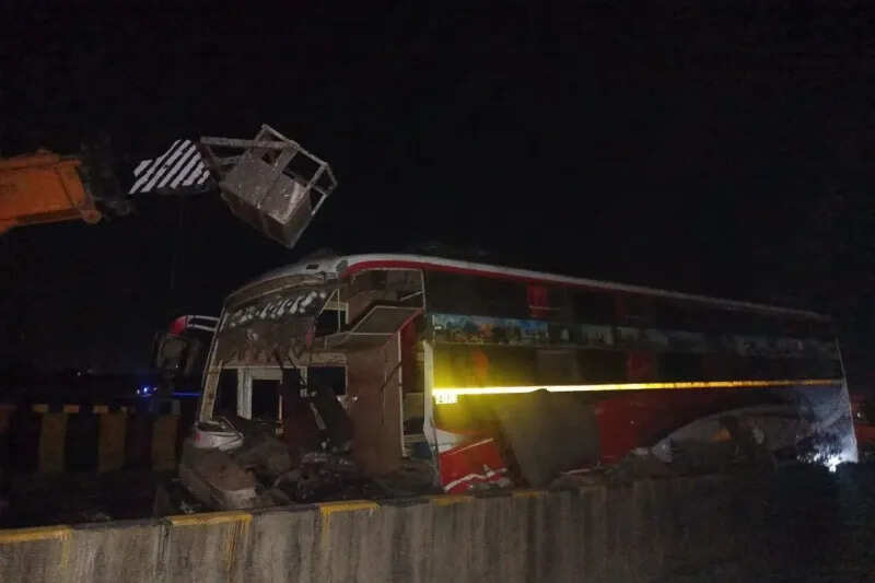 डिवाइडर पार कर पलटी स्लीपर बस, तीन की मौत, 20 से ज्यादा घायल