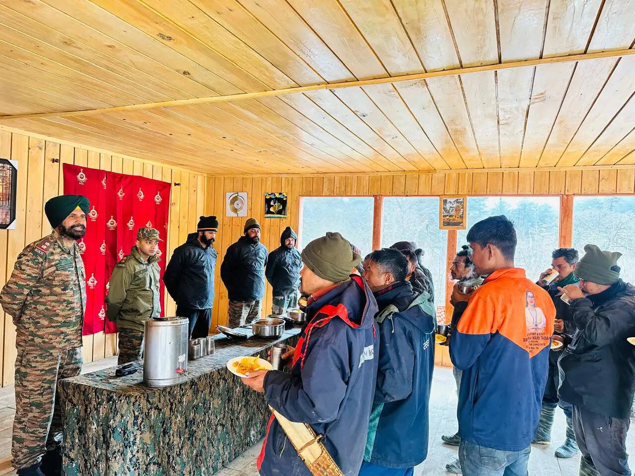 श्रम दिवस पर लामांग और मेनचुका में पोर्टरों को भारतीय सेना का सम्मान