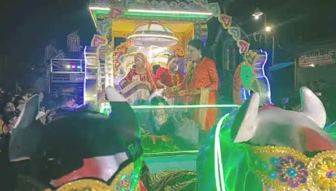 मां दंतेश्वरी मंदिर में किन्नराें ने माता को चुनरी और श्रृंगार सामग्री भेंट की