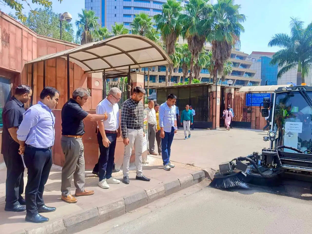निगमायुक्त संजीव खिरवार ने नई इलेक्ट्रिक मैकेनिकल रोड स्वीपिंग मशीनों के फील्ड ट्रायल का किया निरीक्षण