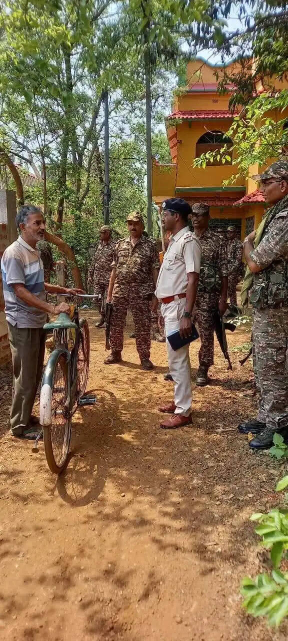 संवेदनशील गांवों में पुलिस और केंद्रीय बलों की गश्त