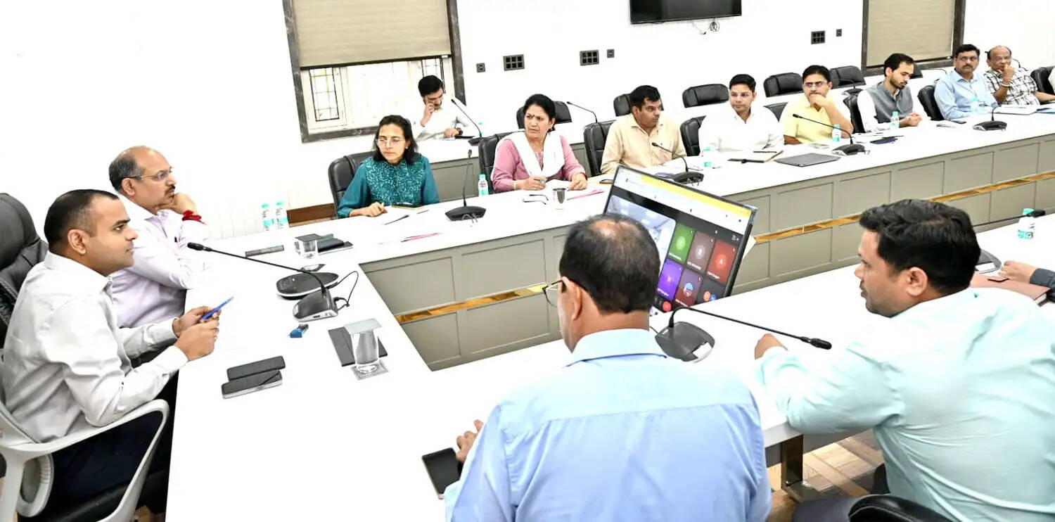 बुकिंग पर प्राथमिकता से मिले सिलेंडर: डीएम