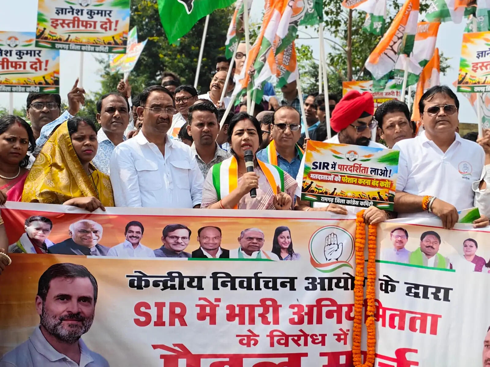 एसआईआर के विरोध में कांग्रेस का पैदल मार्च, ज्ञानेश कुमार का फूंका पुतला