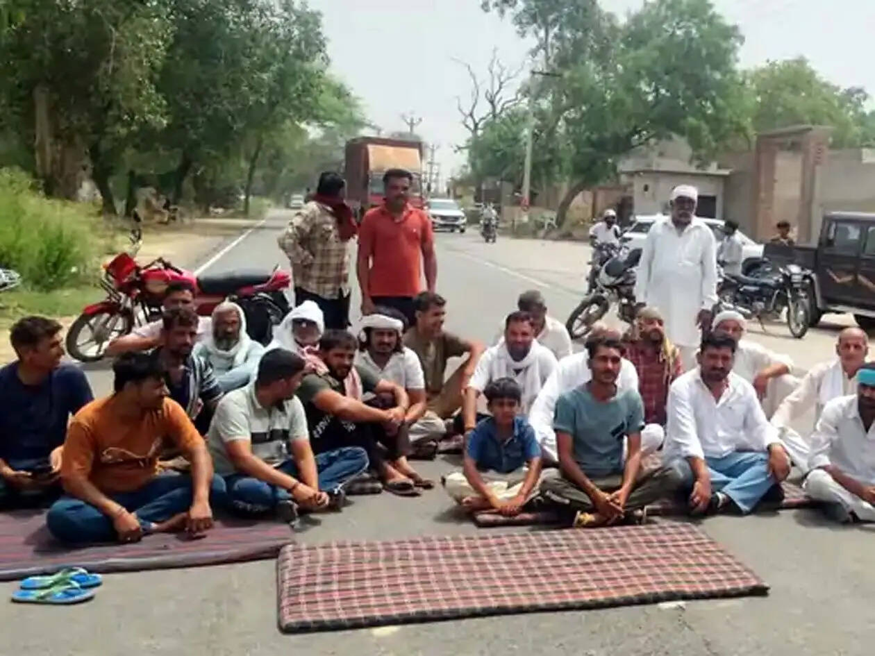 हिसार:बिजली संकट पर ग्रामीणों ने लगाया जाम