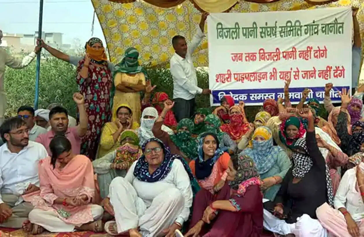 हांसी : भाखड़ा जल परियोजना का काम रोककर धरने पर बैठे ग्रामीण