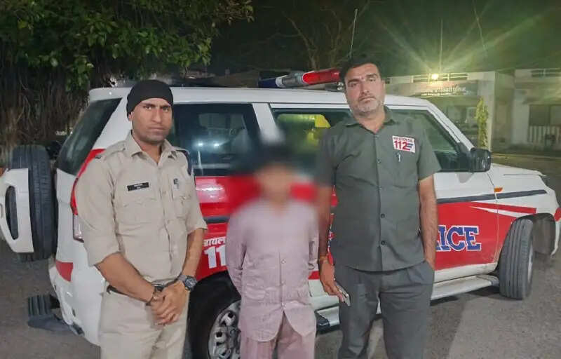 इंदौरः डायल-112 के जवानों ने मध्यरात्रि में सुनसान मार्ग पर भटके 12 वर्षीय बालक को परिजनों से मिलाया