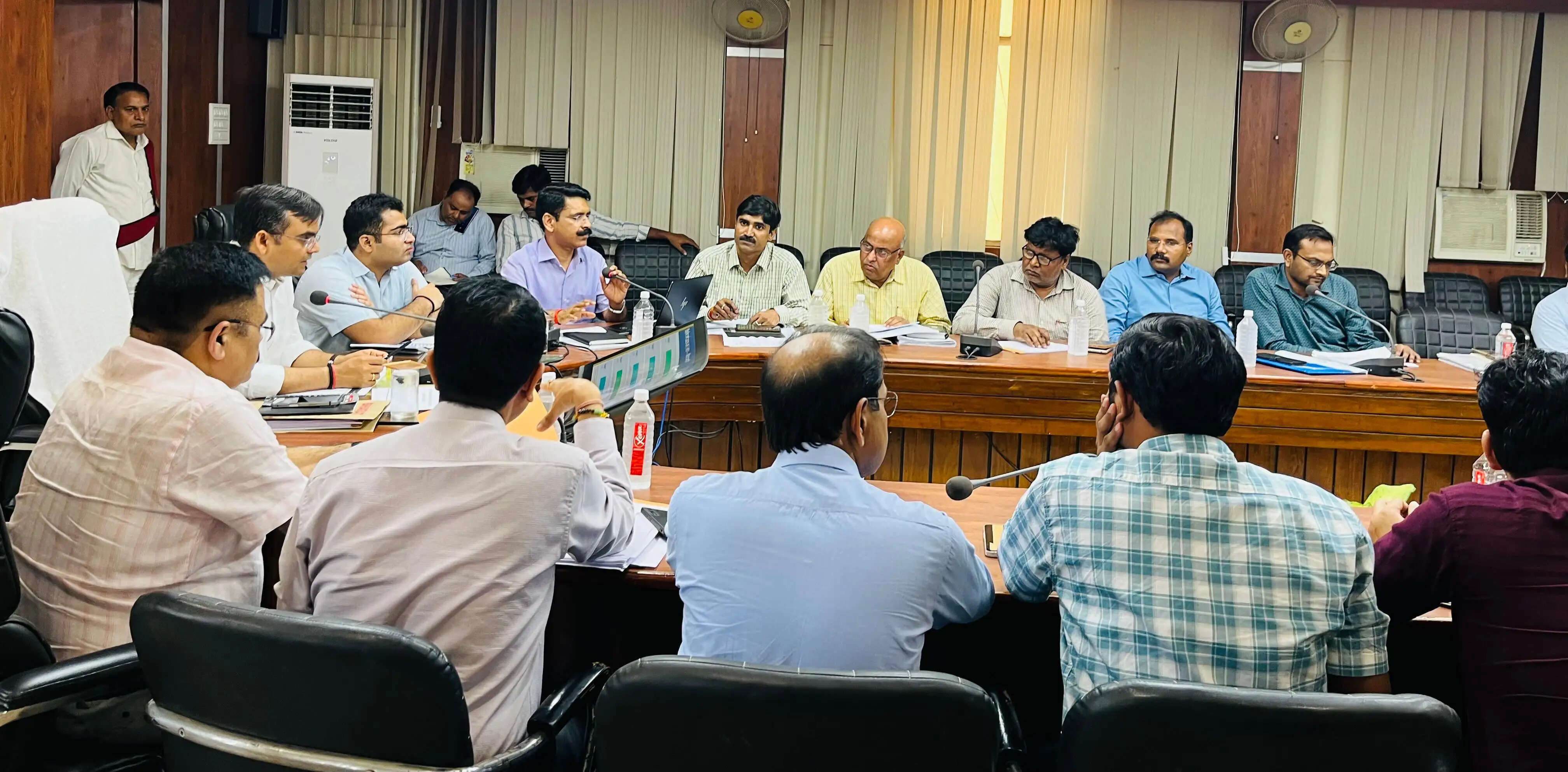 वाराणसी : लंबित परियोजनाओं को तेजी से पूरा करें, कार्यदायी संस्थाएं विशेष रुचि लें : जिलाधिकारी