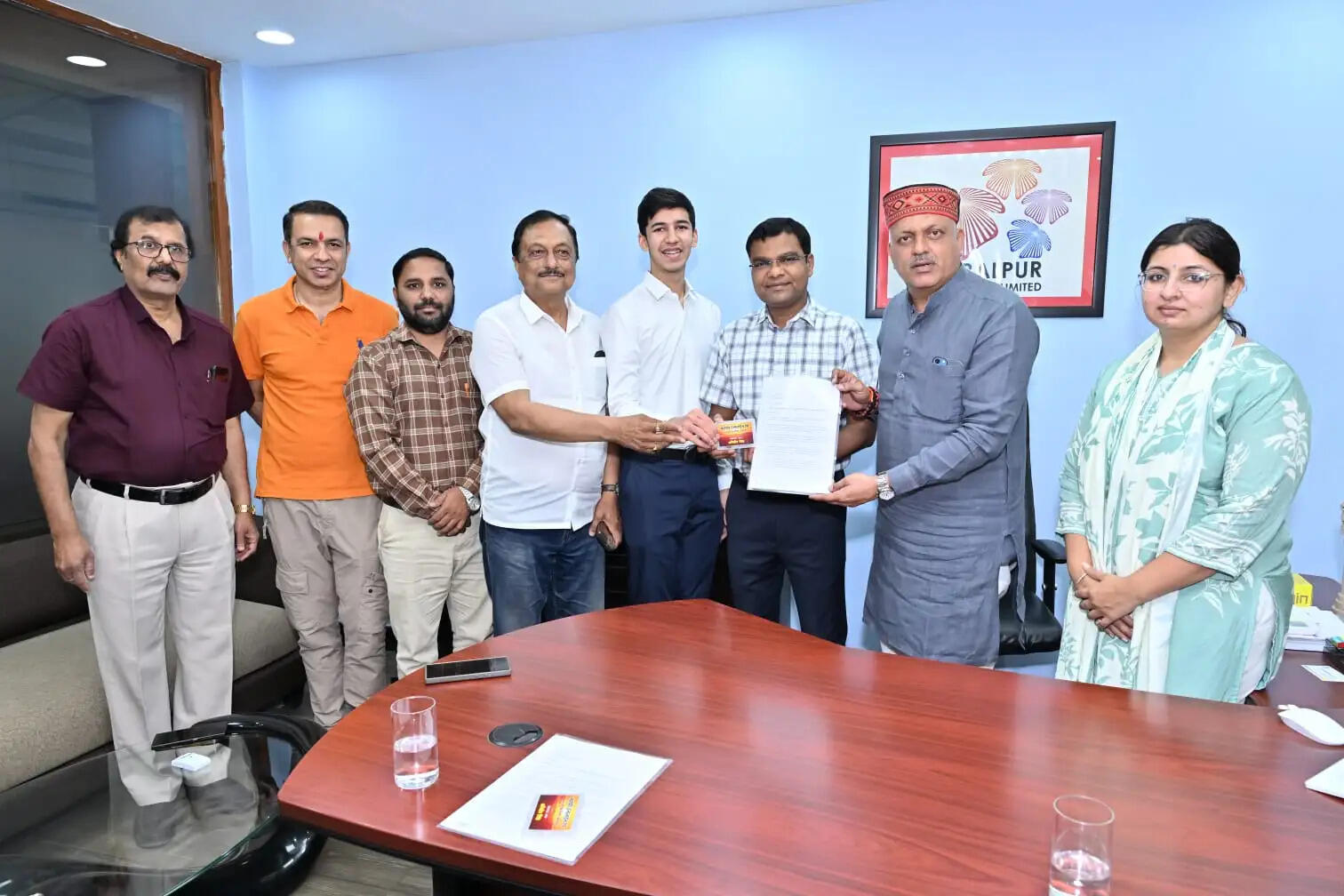 जबलपुरः 11 वीं के छात्र अभिवीर ने बनाया ’महापौर हेल्पलाइन’ एप, नगर निगम को सौंपा