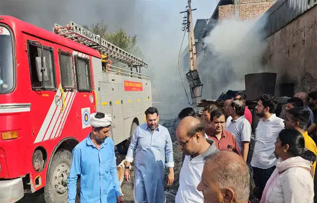 सोनीपत के कालूपुर औद्योगिक क्षेत्र में पेंट फैक्ट्री में भीषण आग, लाखों का नुकसान