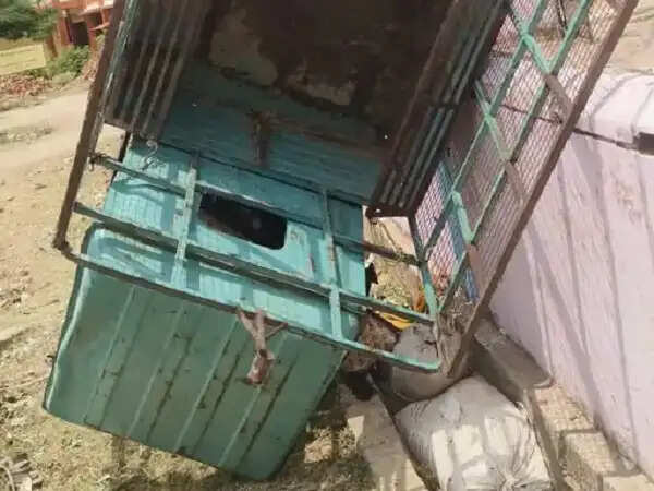 आलीराजपुर में स्कूल की दीवार से टकराया यात्री टेंपो, दो की मौत,&nbsp;10 घायल, चार की हालत गंभीर