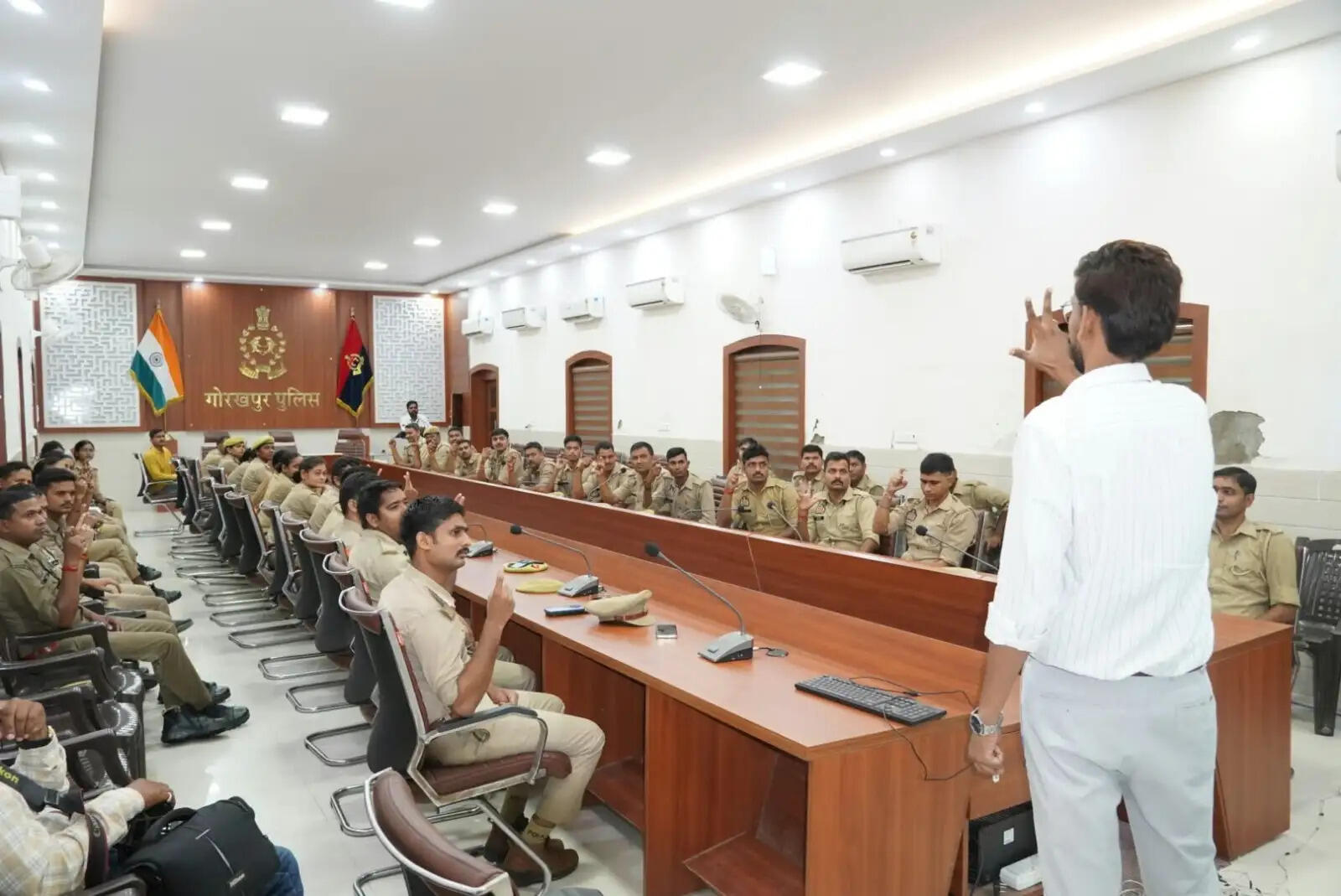 गोरखपुर : पुलिसकर्मियों ने सीखी सांकेतिक भाषा, विशेष आवश्यकता वाले लोगों से संवाद आसान बनाने की पहल