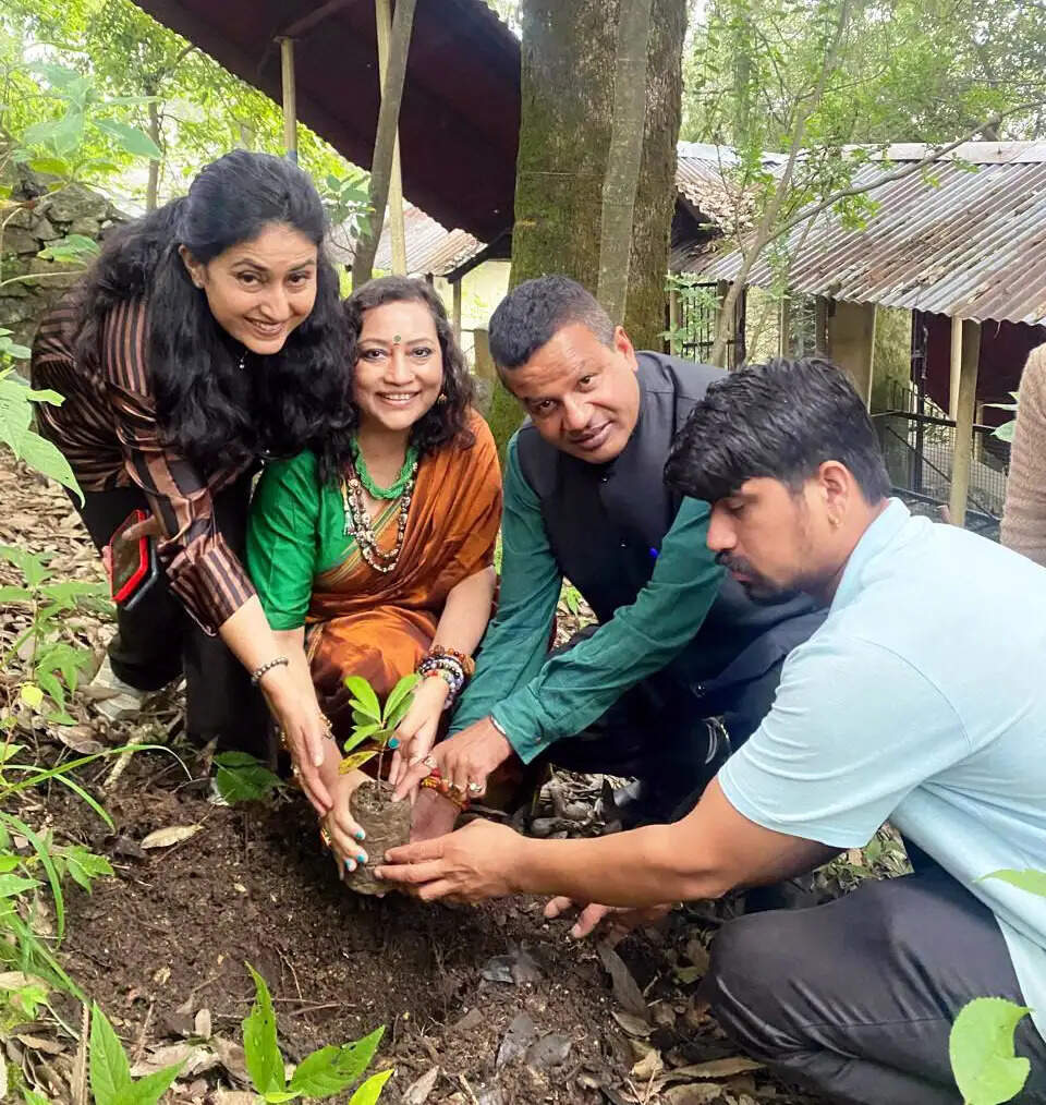 कुमाऊं विश्वविद्यालय के ‘मिशन ग्रीन’ में पूर्व छात्रा नंदिता पांडे ने किया पौधरोपण