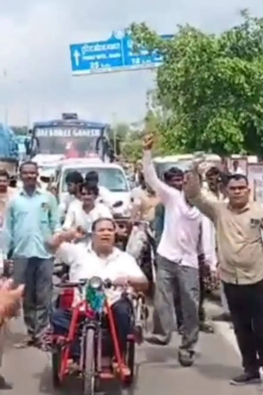 11 सूत्रीय मांगों को लेकर दिव्यांगजन सड़कों पर उतरे, स्वाभिमान रैली निकालकर कलेक्टरेट पहुंचे
