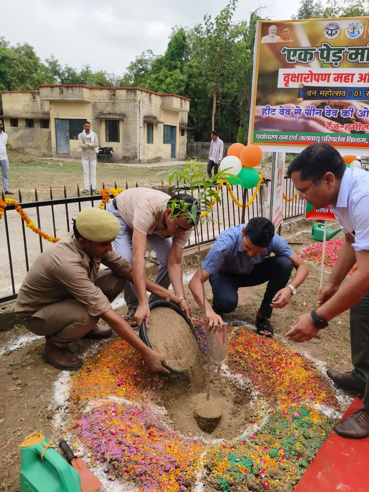 वन महोत्सव सप्ताह का शुभारंभ, जिलाधिकारी ने महोगनी का किया पौधरोपण