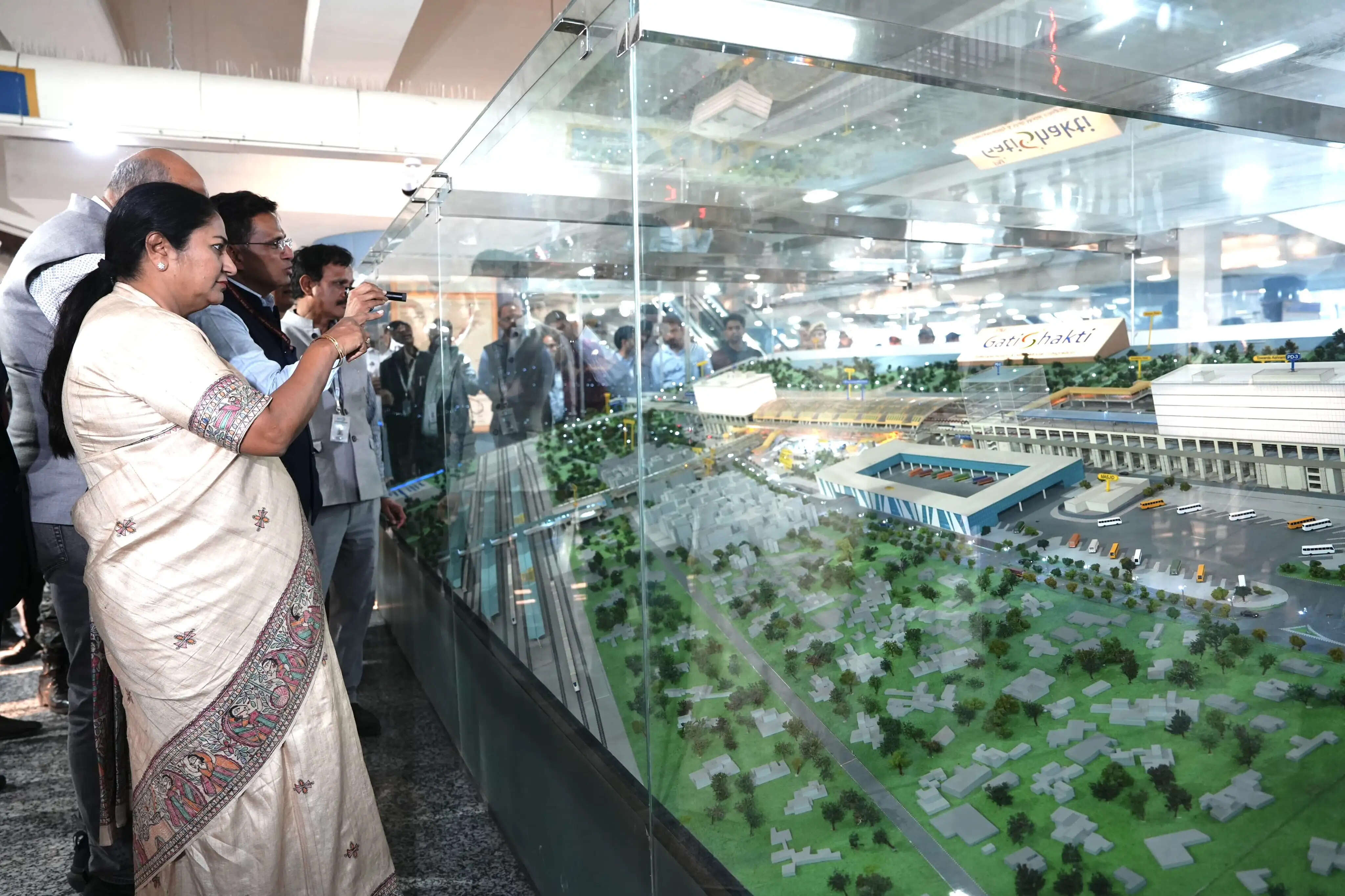 मुख्यमंत्री रेखा ने सराय काले खां स्थित नमो भारत कॉरिडोर का किया निरीक्षण