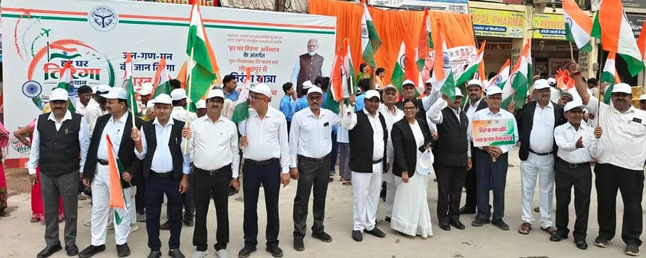 अधिवक्ताओं ने पुष्पवर्षा कर किया तिरंगा यात्रा का स्वागत