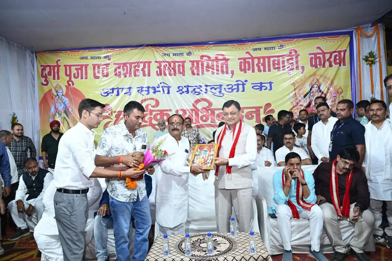 विजयादशमी पर शहर के प्रमुख दशहरा उत्सवों में शामिल हुए उद्योग मंत्री लखन लाल देवांगन