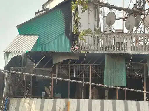 इंदौर के&nbsp;सरवटे बस स्टैंड के होटल की छत पर लगी आग, टॉवर और शेड जलकर खाक, बड़ा हादसा टला