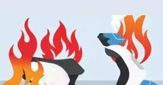 नोएडा में चार्जिंग के दौरान लगी आग, छह स्कूटी जलकर हुईं खाक