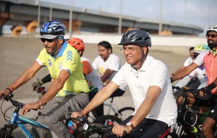 मुंबई में ‘साइक्लिंग बाय द सी’ के साथ हुआ फिट इंडिया साइक्लोथॉन, केंद्रीय खेलमंत्री ने किया नेतृत्व