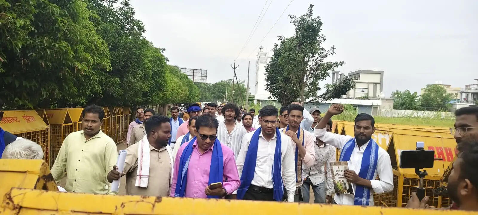 प्रार्थना सभा में प्रवेश पर रोक को लेकर भीम आर्मी ने कलेक्टर को सौंपा ज्ञापन