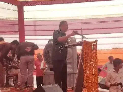 सरकारी कार्यक्रम में सीडीईओ का राजनीतिक बयान, बोले- ‘अब बीजेपी मतलब भारतीय झालमुड़ी पार्टी’