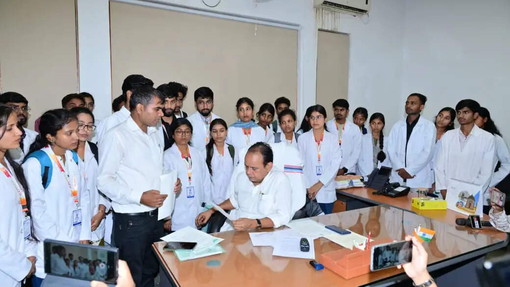 धरना दे रहे पैरामेडिकल छात्रों को मंत्री ने दिया समस्याएं दूर करने का आश्वासन