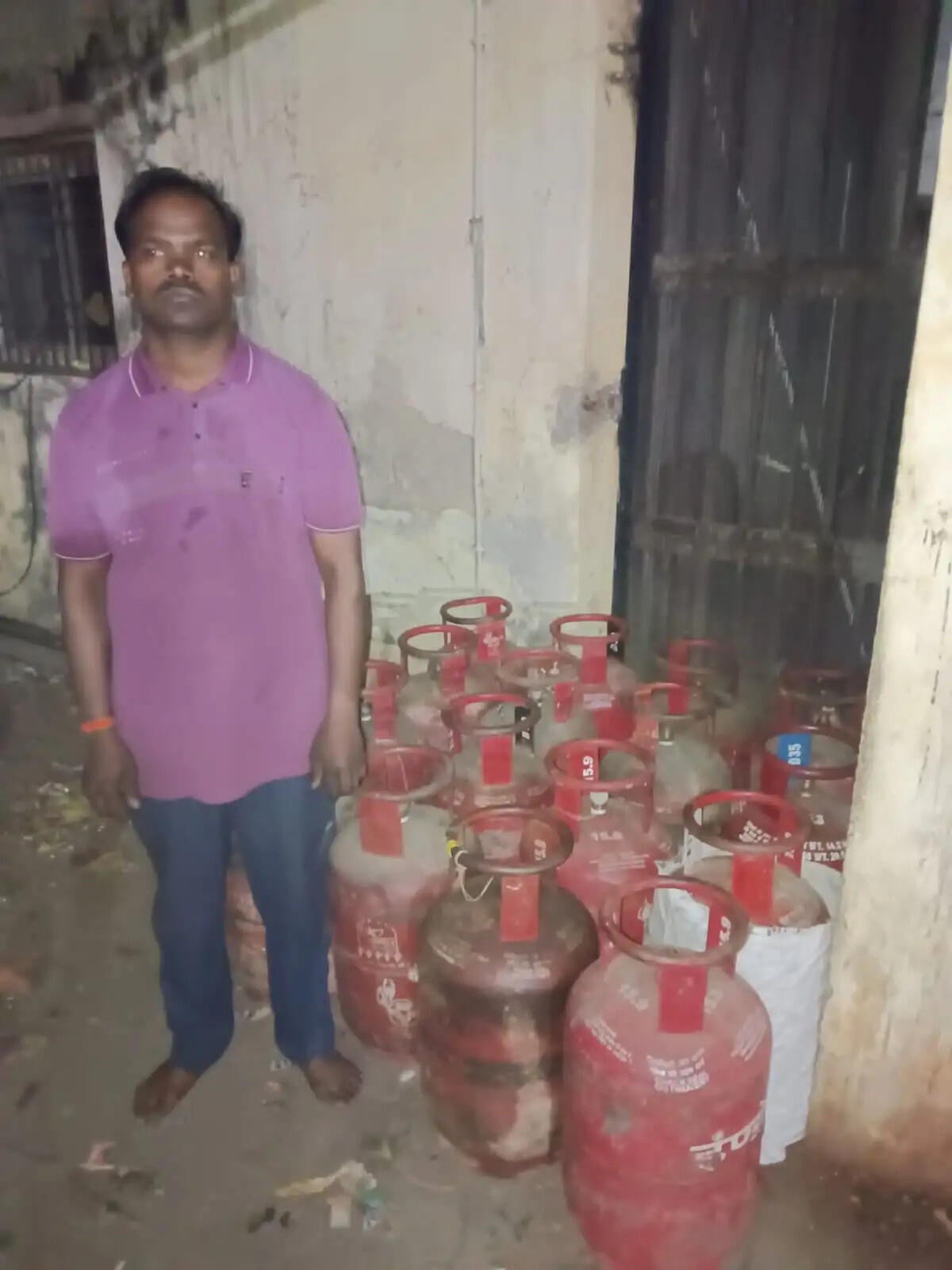रायपुर : गैस सिलेंडर की कालाबाजारी, आरोपित गिरफ्तार, 16 सिलेंडर बरामद