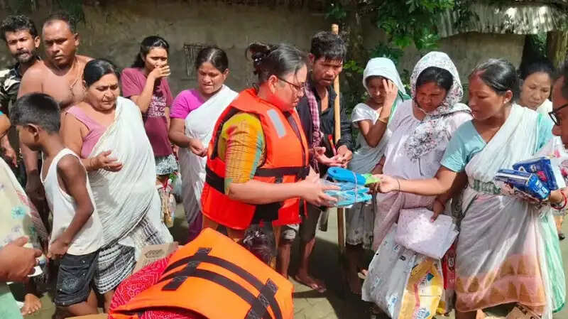 असम बाढ़ः वन विभाग ने शिवसागर में पांच हजार प्रभावितों तक पहुंचाई मदद