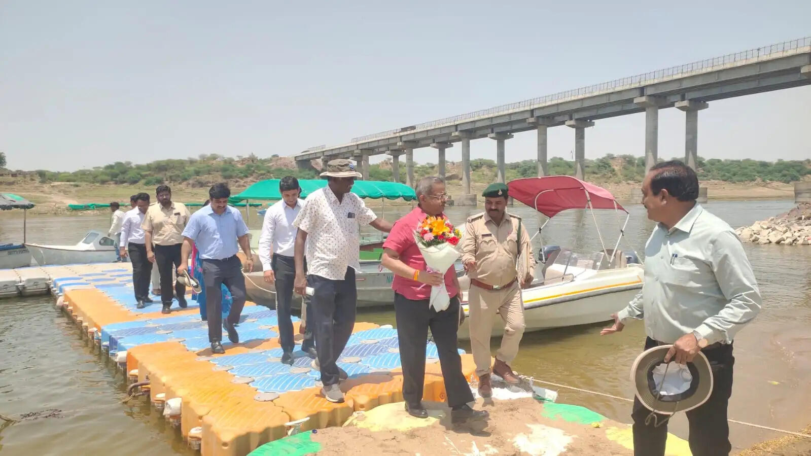 चंबल में अवैध रेत खनन पर सख्ती : उच्चतम न्यायालय के दल ने चम्बल नदी पर किया निरीक्षण