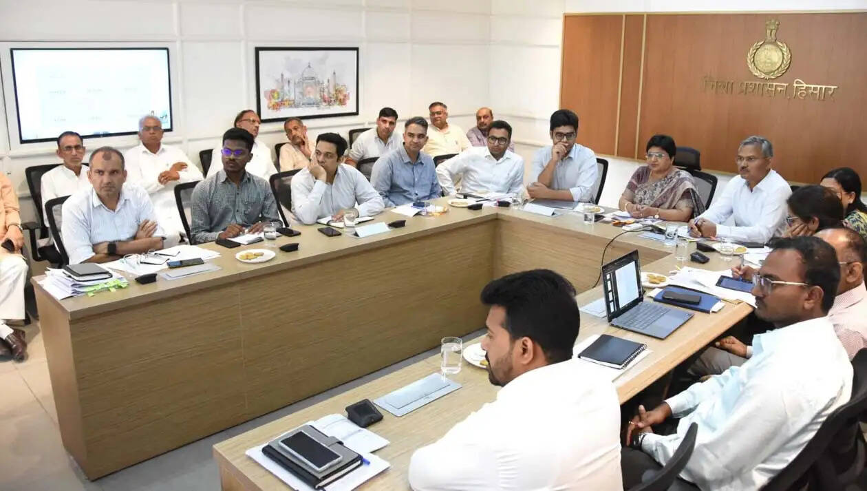 हिसार : चौपाल के निर्माण में अनियमितता पर ठेकेदार व अधिकारियों पर होगी कार्रवाई