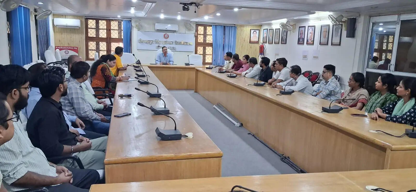 पूर्वांचल विश्वविद्यालय के संविदा व अतिथि शिक्षकों की बैठक, कुलपति ने संकाय काे नई ऊंचाइयों पर ले जाने का किया आह्वान