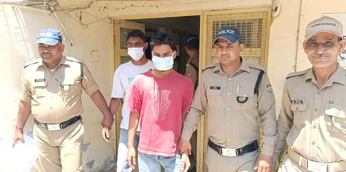 भरे बाजार दिनदहाड़े फायरिंग कर दहशत फैलाने वाले दो गिरफ्तार