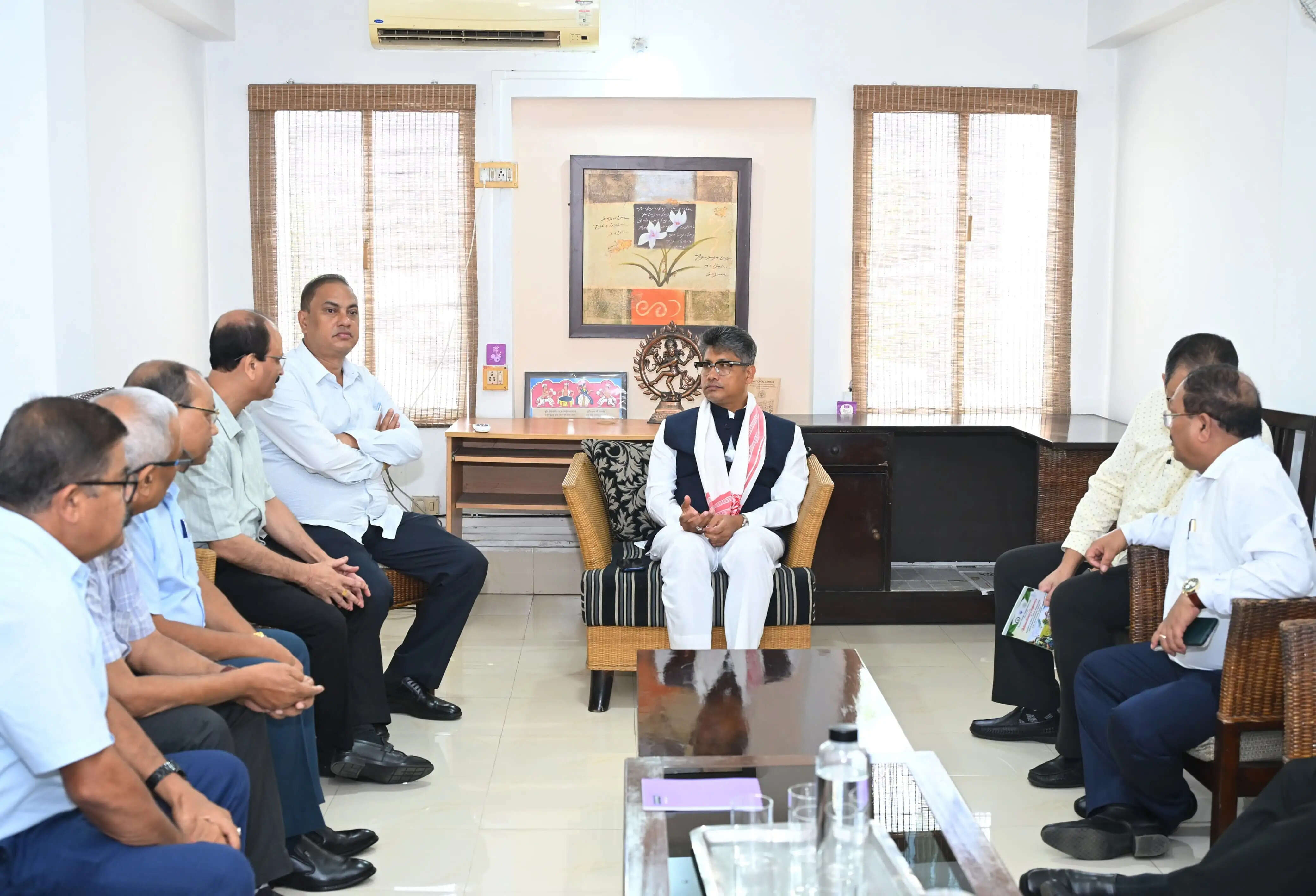 कृषि अनुसंधान को किसानों तक पहुंचाने पर जोर, पीयूष ने एएयू के अधिकारियों से की चर्चा